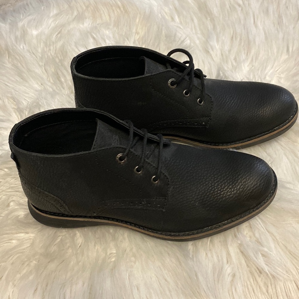 Casual sneaker chukka boot with a sporty rubber for a perfectly laid back look!